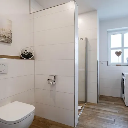 Leni, 3 Schlafzimmer, 2 Baeder, Grosser Eingezaeunter Garten In Ruhiger Lage!